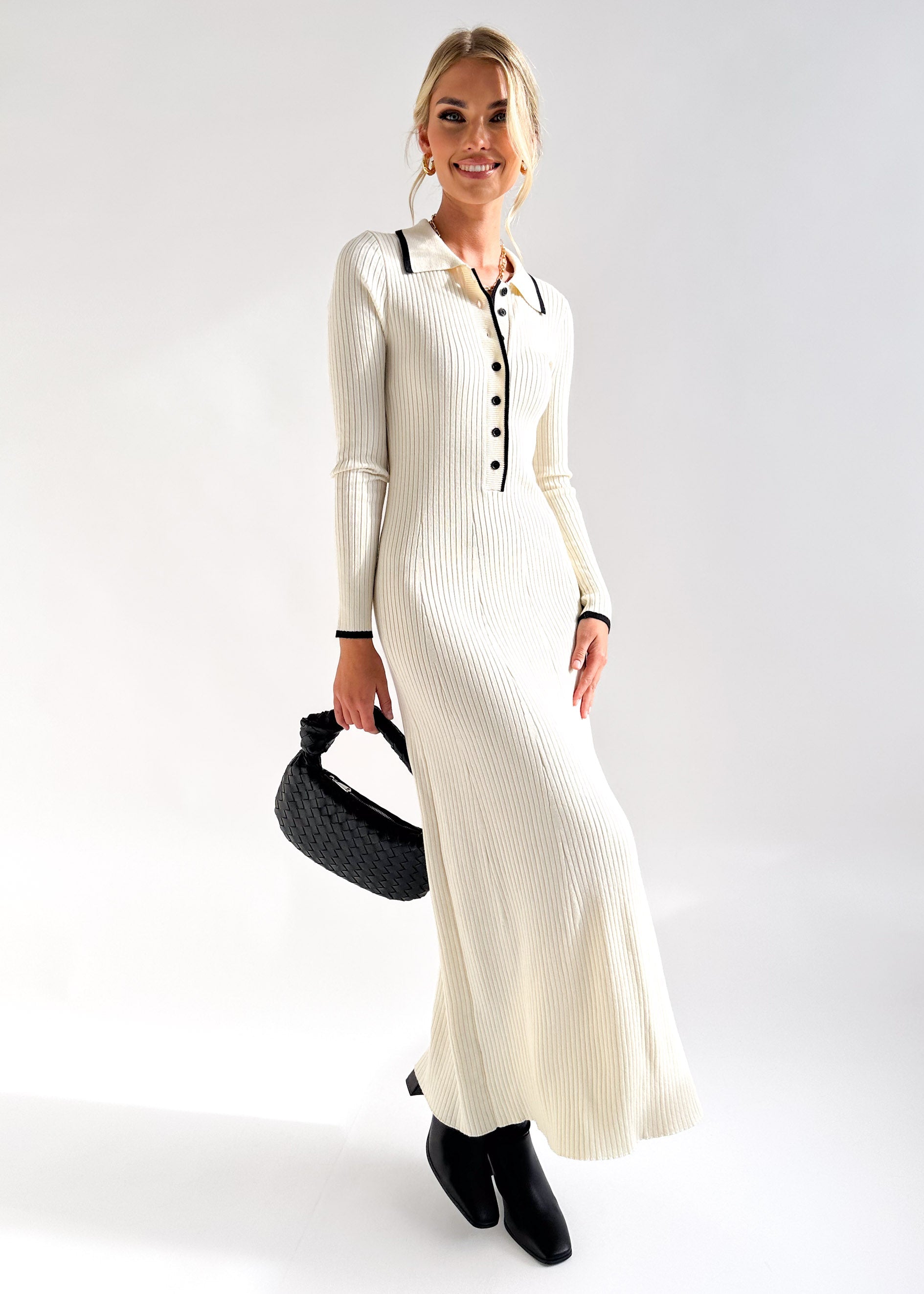 Schickes langärmeliges Pulloverkleid mit Knöpfen