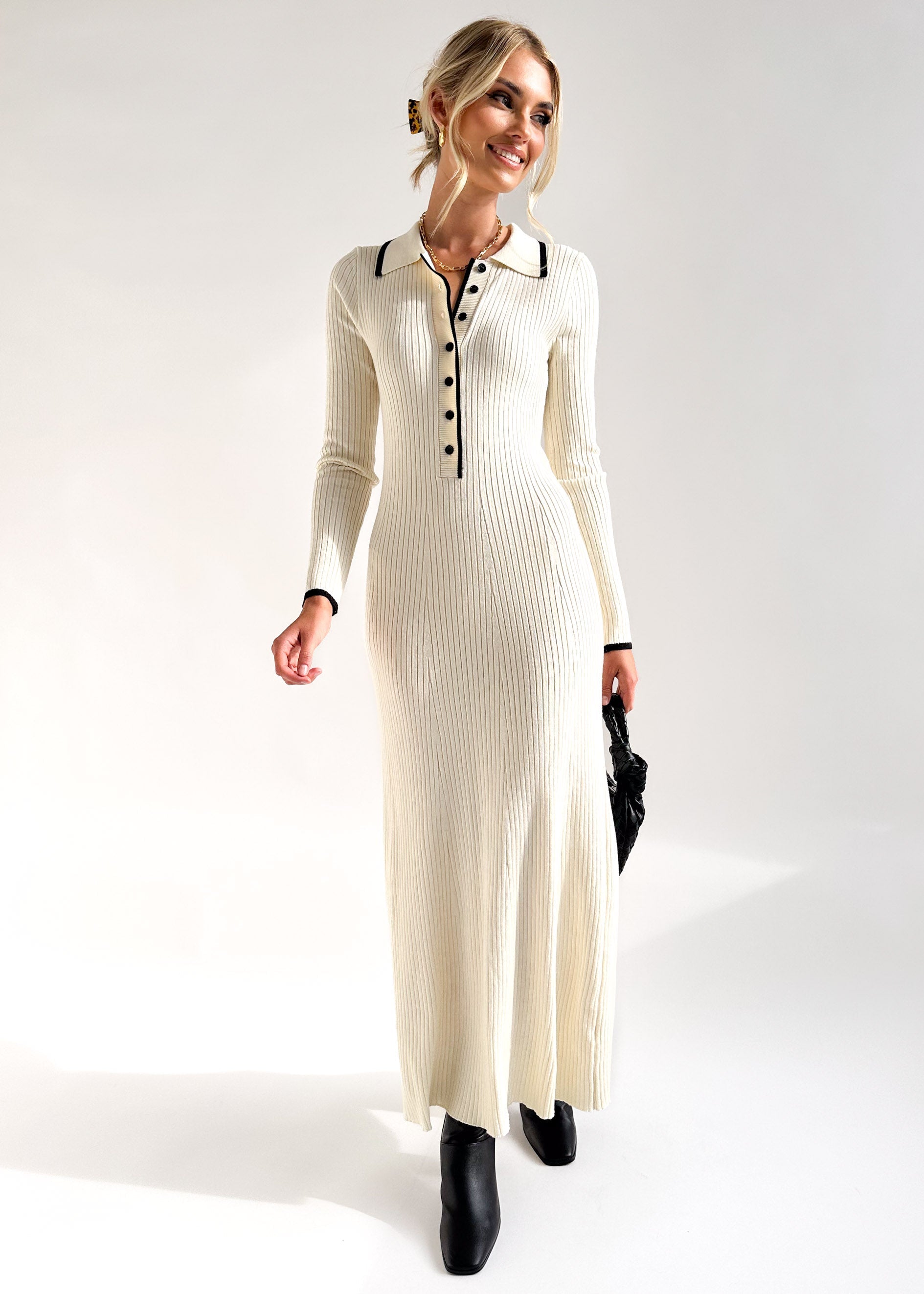 Schickes langärmeliges Pulloverkleid mit Knöpfen